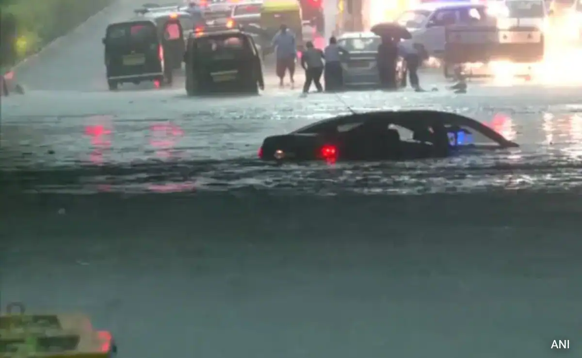 Delhi-NCR Rain Causes Roof Collapse at IGI Airport, Severe Waterlogging, and Traffic Disruptions